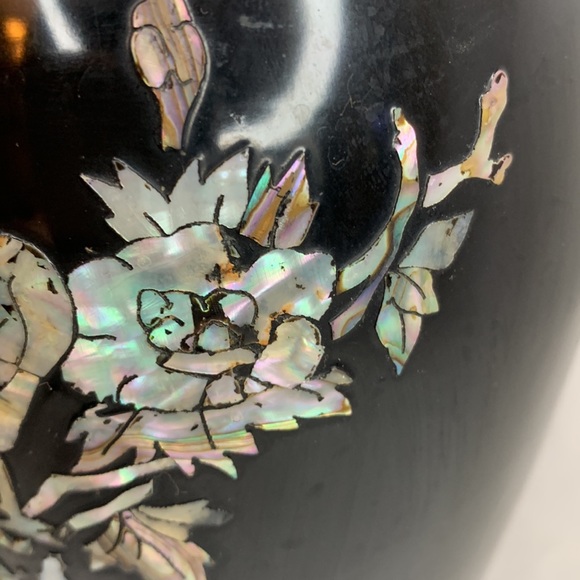 Vintage black Lacquer on brass with inlaid mother of pearl PEACOCKS vase - Picture 11 of 15